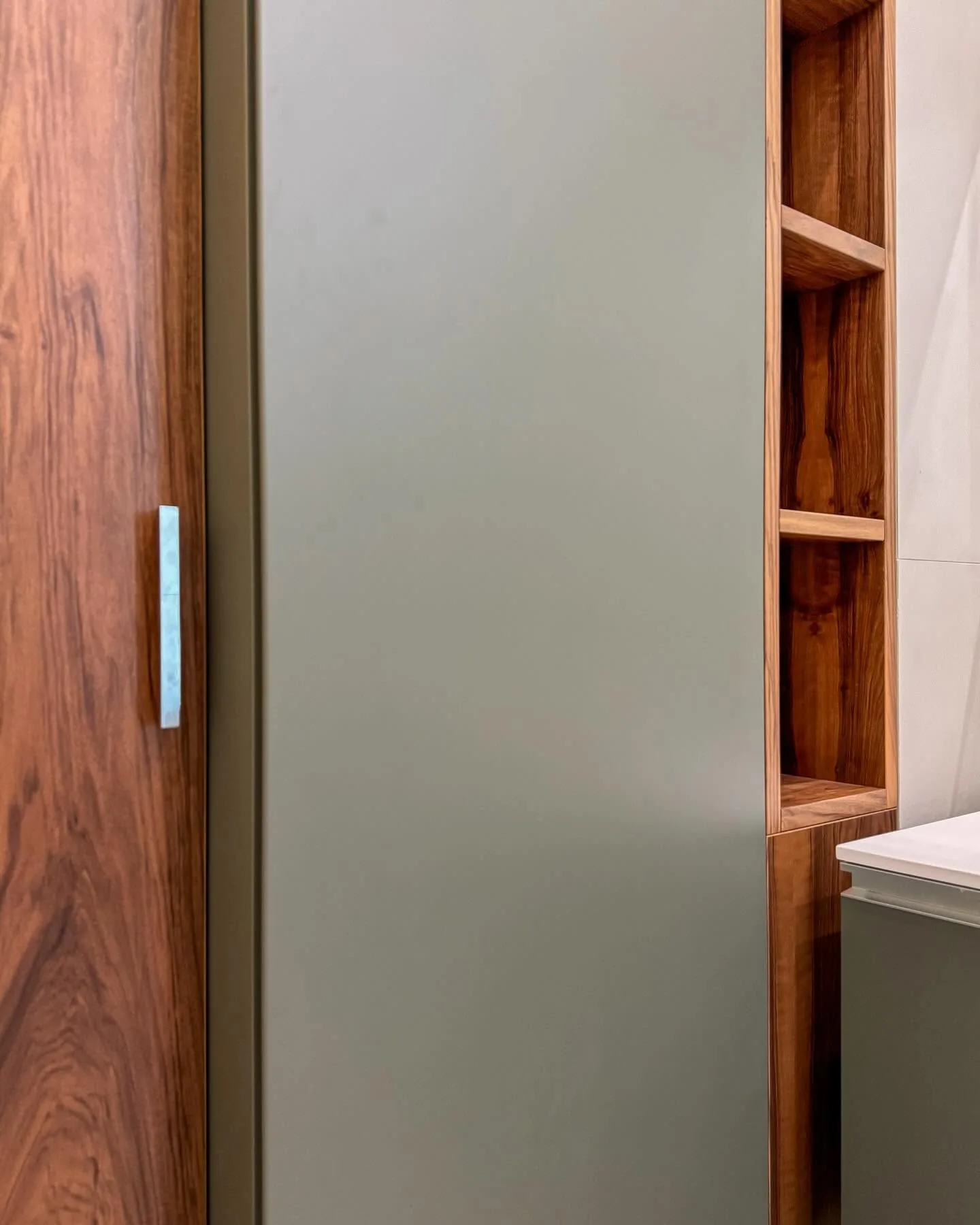 Boiserie in noce con vani