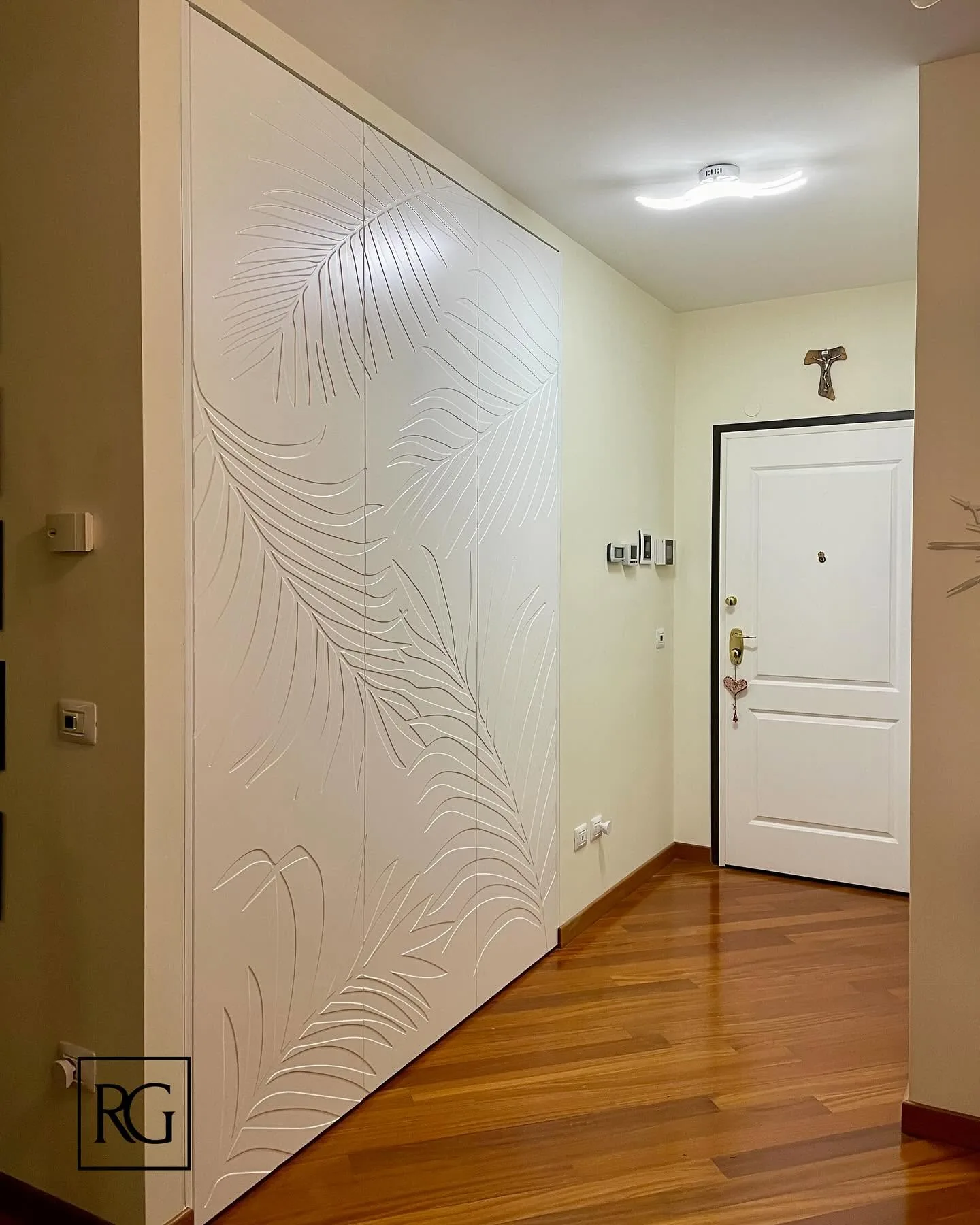 Porta con incisione palme